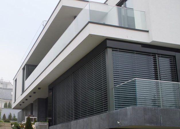 Reynaers-aluminium-emelo-tolo-ajto-ablak-uveg-homlokzat-burkolat-Schlotterer-92Z-Raffstore-zsaluzia-minimal-house-terasz-lepcso-gyep-kert-kulter-exterior