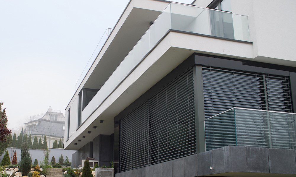 Reynaers-aluminium-emelo-tolo-ajto-ablak-uveg-homlokzat-burkolat-Schlotterer-92Z-Raffstore-zsaluzia-minimal-house-terasz-lepcso-gyep-kert-kulter-exterior