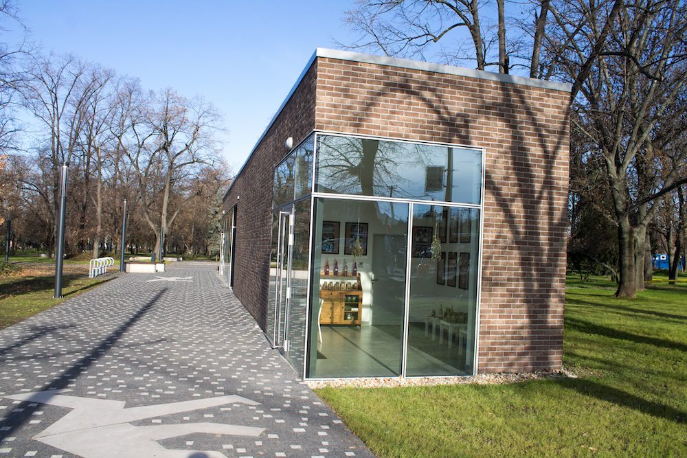 Reynaers-aluminium-fuggonyfal-bejarati-ajto-portal-uvegfal-kommunalis-ter-uzlet-portal-kozossegi-terburkolat-kulter-exterior