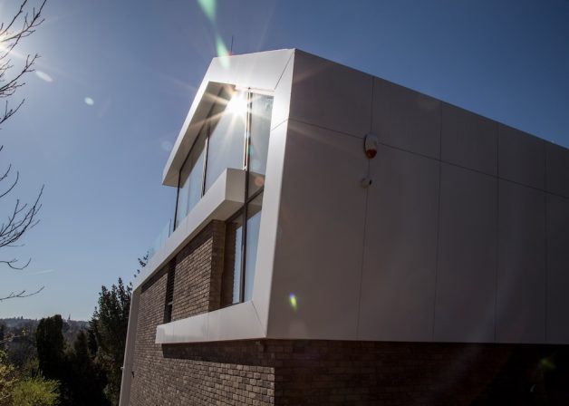 Schuco-aluminium-ablak-emelo-tolo-ajto-fuggonyfal-homlokzat-burkolat-ferde-teto-burkolat-uveg-epiteszet-kulter-exterior