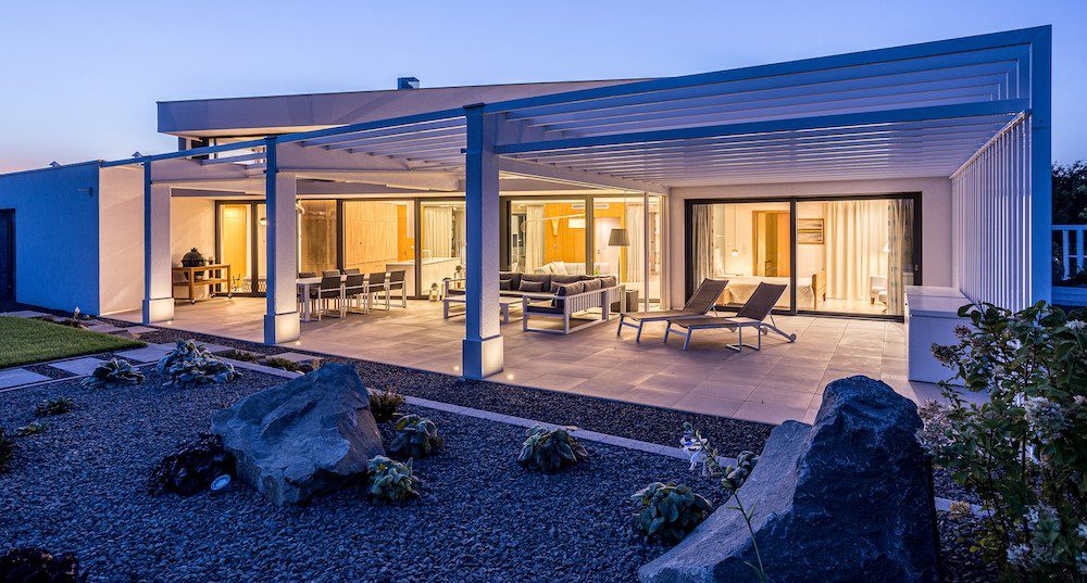 Schuco-aluminium-emelo-tolo-ajto-ablak-uveg-epiteszet-pergola-fix-arnyekolo-terasz-minimal-house-kulter-exterior-night