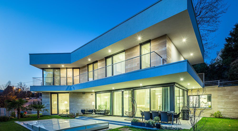 Schuco-aluminium-erkelyajto-ablak-uveg-lamellas-arnyekolo-schlotterer-plisze-rovarhalo-epiteszet-medence-udvar-kert-kulter-exterior-night