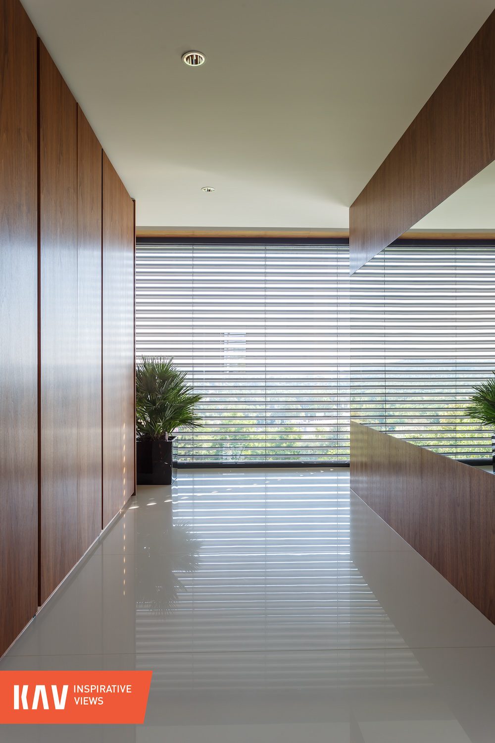 Schuco-aluminium-keret-nelkuli-toloajto-frameless-slide-door-porsche-design-PD77-minimal-house-interior-gardrobe-belter