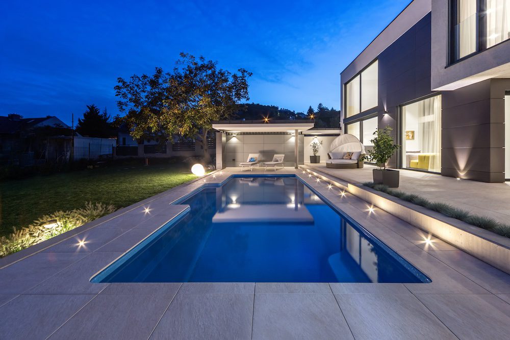 Schuco-aluminium-toloajto-ablak-emelo-tolo-KAV-uveg-uveg-sarok-Schlotterer-80D-raffstore-minimal-house-kulter-udvar-medence-terasz-exterior-night