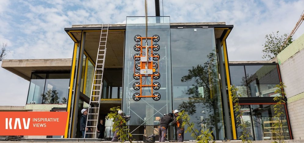 alumínium-ablak-üvegfal-függönyfal-nyilászáró-jumbo-nagy-méretű-üvegezés-üveg-üvegpanel- egyedi-beemelés-ablak-beépítés-üvegező-robot-pókdaru-homlokzat