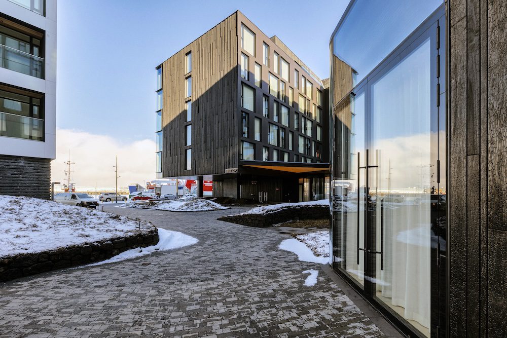 Reynaers-alumínium-függönyfal-exterior-frameless-üvegragasztott-üveg-szárny-Reykjavik-Iceland-Hotel-Edition