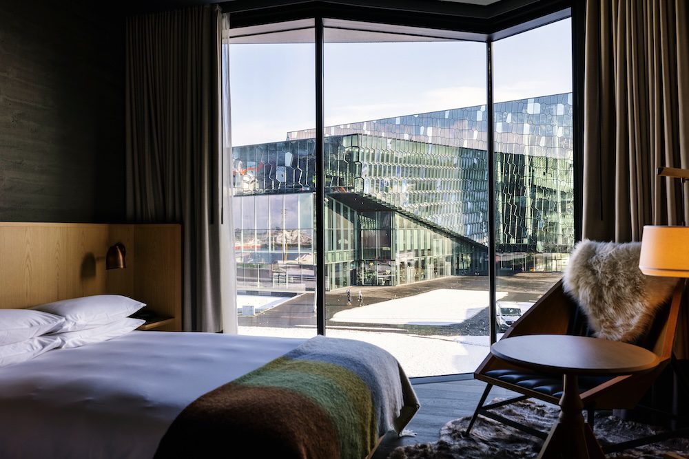 Reynaers-aluminium-fuggonyfal-interior-belter-arnyekolo-szoba-room-Reykjavik-Iceland-Hotel-Edition