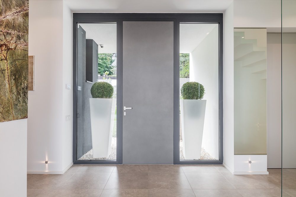 Schüco-alumínium-bejárati-ajtó-ujjlenyomat-olvasó-fogantyú-KAV-minimal-house-beltér-előtér-előszoba-interior