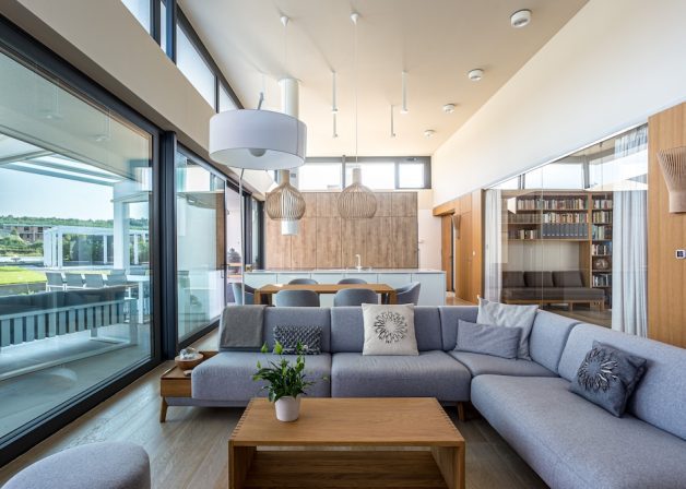 Schüco-alumínium-emelő-toló-erkélyajtó-ajtó-ablak-nappali-üveg-építészet-minimal-house-beltér-interior-2