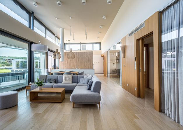 Schüco-alumínium-emelő-toló-erkélyajtó-ajtó-ablak-nappali-üveg-építészet-minimal-house-beltér-interior