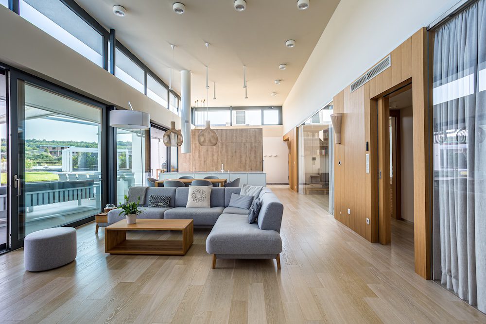 Schüco-alumínium-emelő-toló-erkélyajtó-ajtó-ablak-nappali-üveg-építészet-minimal-house-beltér-interior