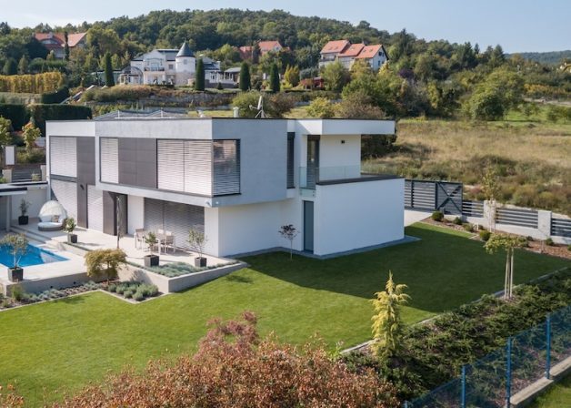 Schüco-alumínium-tolóajtó-ablak-emelő-toló-KAV-üveg-üveg-sarok-Schlotterer-80D-raffstore-minimal-house-kültér-udvar-medence-terasz-exterior