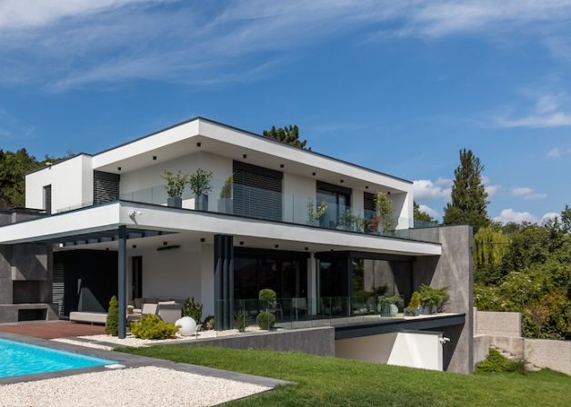 Schüco-alumínium-tolóajtó-ablak-emelő-toló-KAV-üveg-üveg-sarok-Schlotterer-80D-raffstore-minimal-house-kültér-udvar-medence-terasz-exterior-6