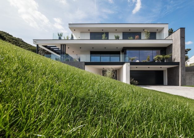 Schüco-alumínium-tolóajtó-ablak-emelő-toló-KAV-üveg-üveg-toldás-Schlotterer-80D-raffstore-minimal-house-kültér-udvar-gyep-fű-terasz-exterior