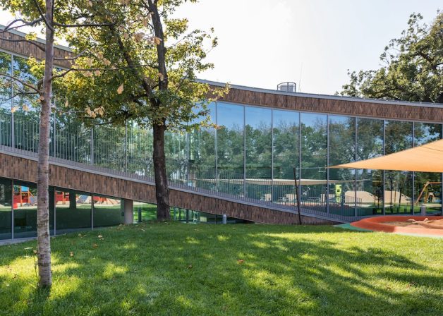 aluminium-fuggonyfal-uvegfal-schuco-wicona-fassaden-emelkedo-rising-curtain-wall-ives-curved-glass-jumbo-smoke-exhaust-fustelvezeto-panik-ajto-panic-door-exterior