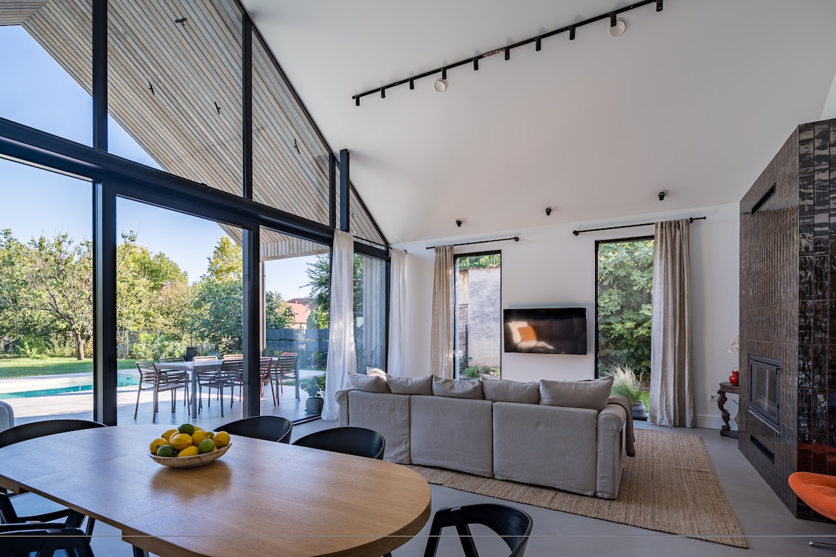 Schüco-Schueco-aluminium-nyílászáró-homlokzat-tolo ajto-nappali- sliding door-glass wall-end grain facade-triangle-living room-interior