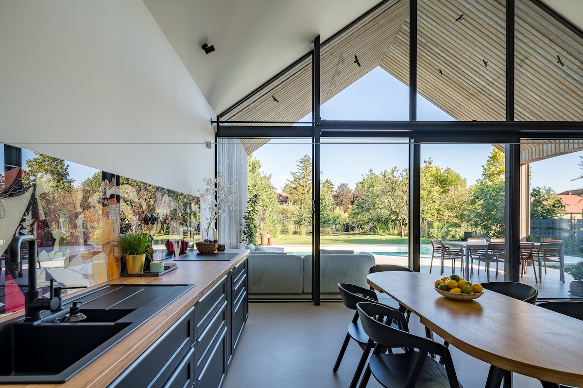 Schüco-Schueco-aluminium-nyílászáró-homlokzat-tolo ajto-sliding door-glass wall-end grain facade-triangle-interior kitchen