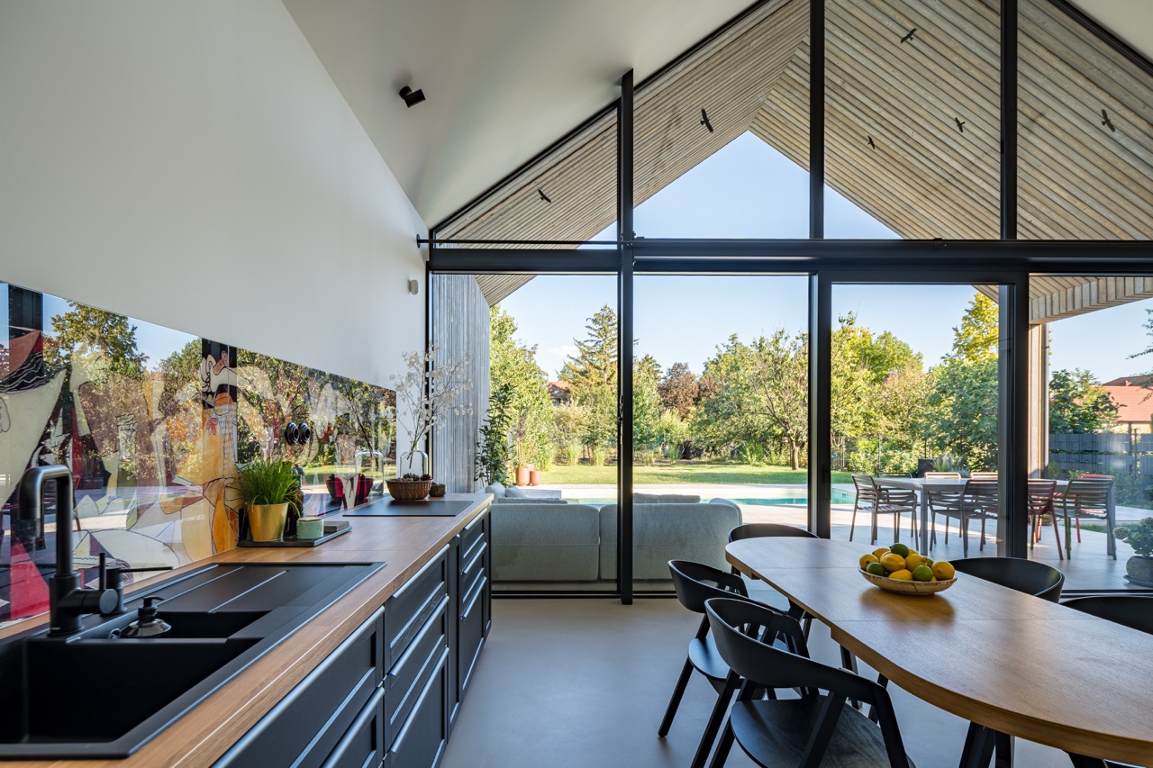 Schüco-Schueco-aluminium-nyílászáró-homlokzat-tolo ajto-sliding door-glass wall-end grain facade-triangle-interior kitchen5