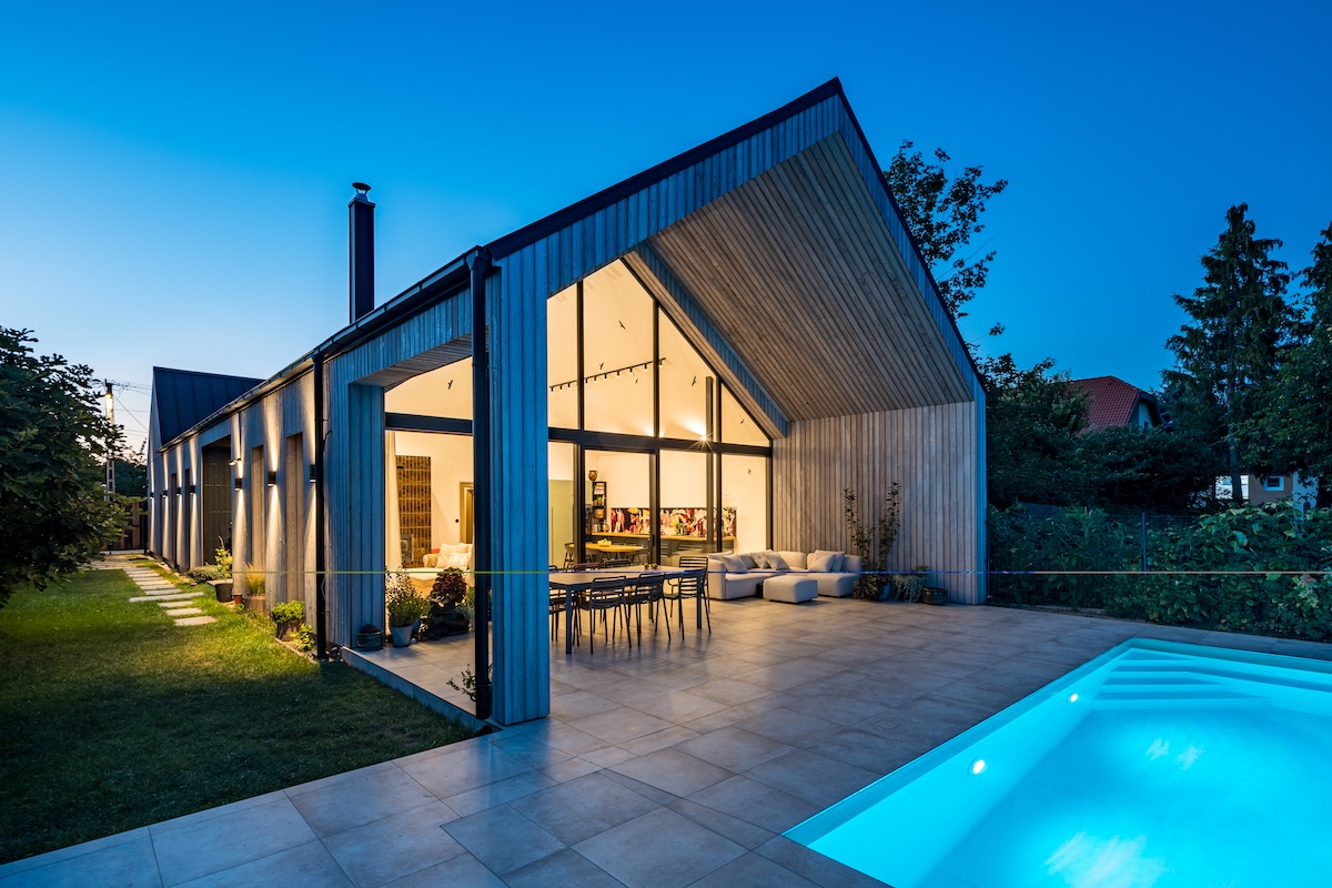 Schüco-Schueco-aluminium-nyílászáró-homlokzat-tolo ajto-sliding door-glass wall-end grain facade-triangle-night-exterior 2