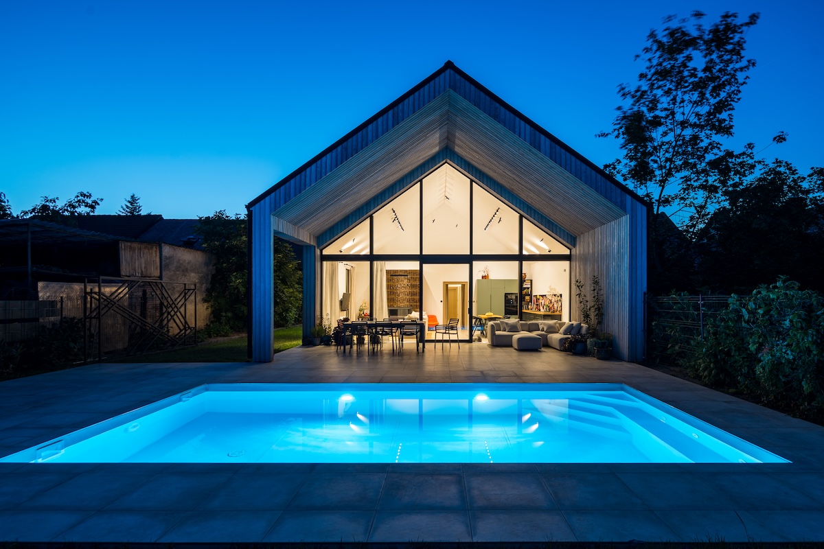 Schüco-Schueco-aluminium-nyílászáró-homlokzat-tolo ajto-sliding door-glass wall-end grain facade-triangle-night-exterior